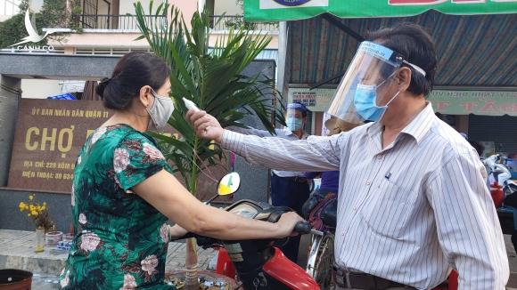 Chủ tịch TP.HCM thị sát chợ phát thẻ hàng ngày cho dân Chủ tịch TP.HCM thị sát chợ phát thẻ hàng ngày cho dân