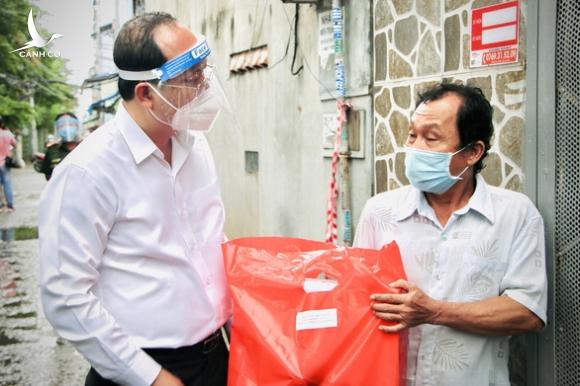 Phó bí thư Thành ủy TP.HCM Nguyễn Hồ Hải thăm người mua ve chai, bán vé số