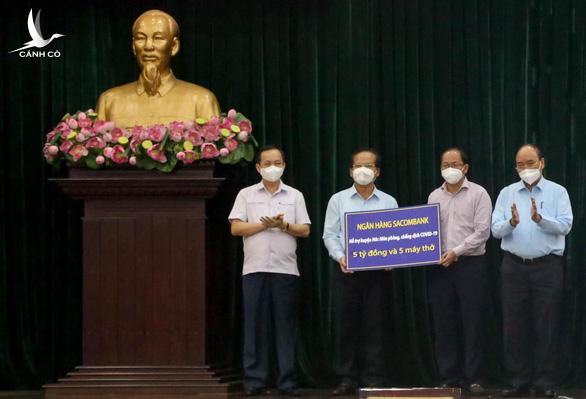 Chủ tịch nước Nguyễn Xuân Phúc thăm người dân khu phong tỏa tại Hóc Môn