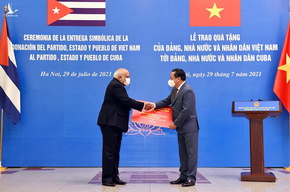 Thủ tướng trao 10.000 tấn gạo của Việt Nam tặng nhân dân Cuba