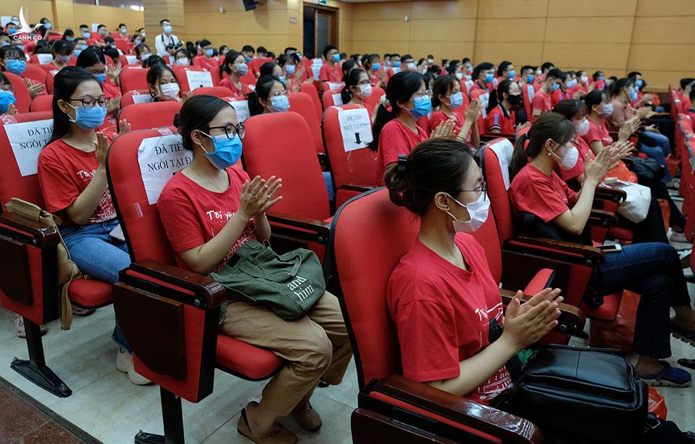 350 cán bộ, sinh viên ĐH Y Hà Nội chi viện Bình Dương chống dịch