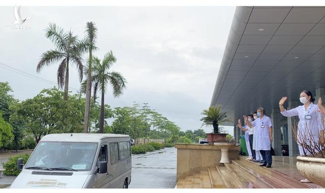 30 y bác sĩ BV Bệnh nhiệt đới Trung ương chi viện TP.HCM điều trị bệnh nhân 30 y bác sĩ BV Bệnh nhiệt đới Trung ương chi viện TP.HCM điều trị bệnh nhân