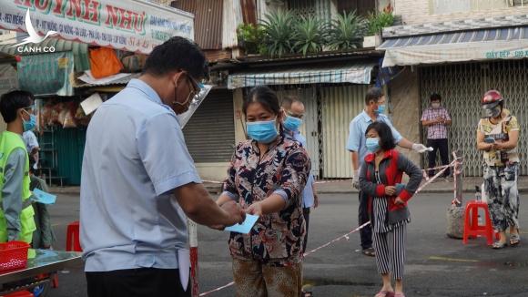 Chủ tịch TP.HCM thị sát chợ phát thẻ hàng ngày cho dân Chủ tịch TP.HCM thị sát chợ phát thẻ hàng ngày cho dân