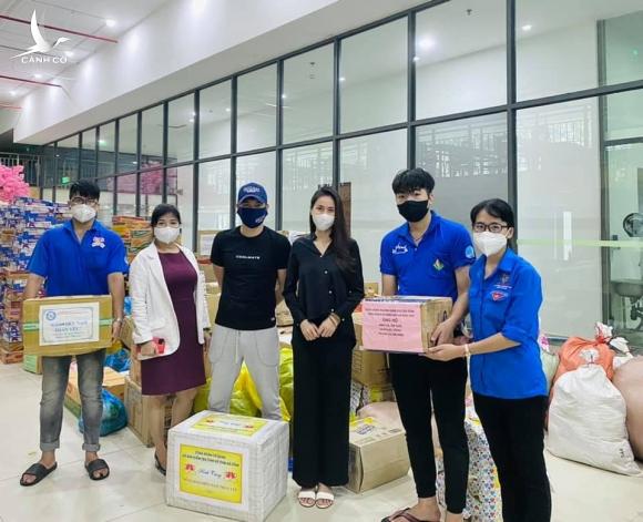 MTTQ Hà Tĩnh: Vợ chồng Thuỷ Tiên chỉ hỗ trợ bốc vác, không ủng hộ hàng hoá MTTQ Hà Tĩnh: Vợ chồng Thuỷ Tiên chỉ hỗ trợ bốc vác, không ủng hộ hàng hoá