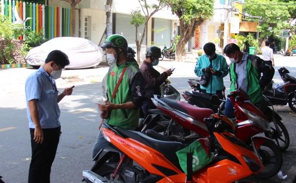 Sở GTVT tham mưu cho UBND TP.HCM sẽ xử phạt shipper chở hàng không thiết yếu Sở GTVT tham mưu cho UBND TP.HCM sẽ xử phạt shipper chở hàng không thiết yếu