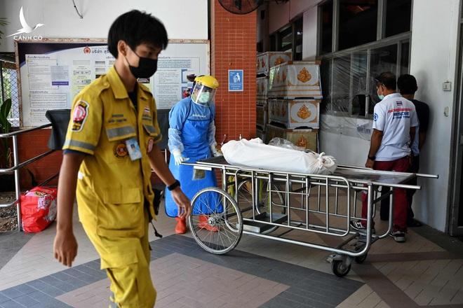 Thái Lan chìm trong tang thương: “Chúng tôi không biết đặt người bệnh nằm đâu nữa!”