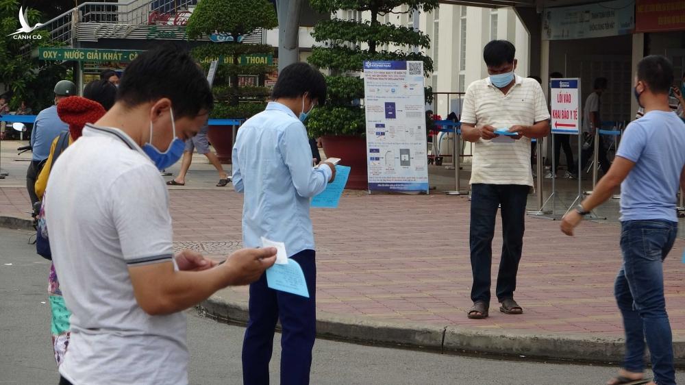 Hàng nghìn người đổ xô đi xét nghiệm Covid-19 lấy ‘giấy thông hành’ ở Đồng Nai