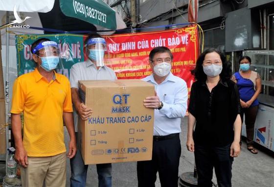 Chủ tịch Nguyễn Thành Phong: Y tế sẽ tới tận nhà tiêm vaccine cho người dân Chủ tịch Nguyễn Thành Phong: Y tế sẽ tới tận nhà tiêm vaccine cho người dân