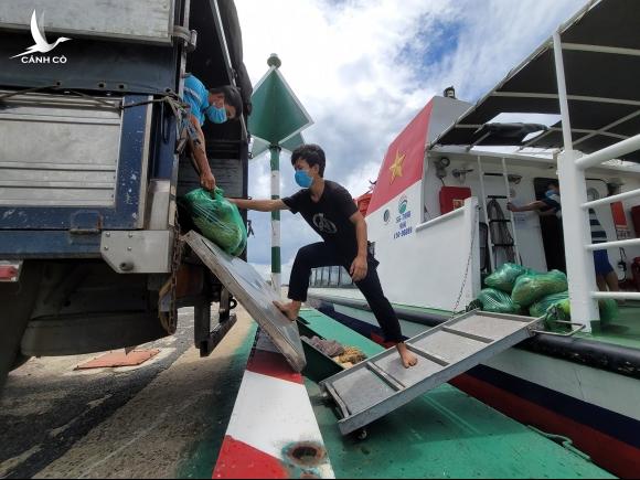 Tàu cao tốc vận chuyển 40 tấn rau củ từ miền Tây về TP.HCM Tàu cao tốc vận chuyển 40 tấn rau củ từ miền Tây về TP.HCM