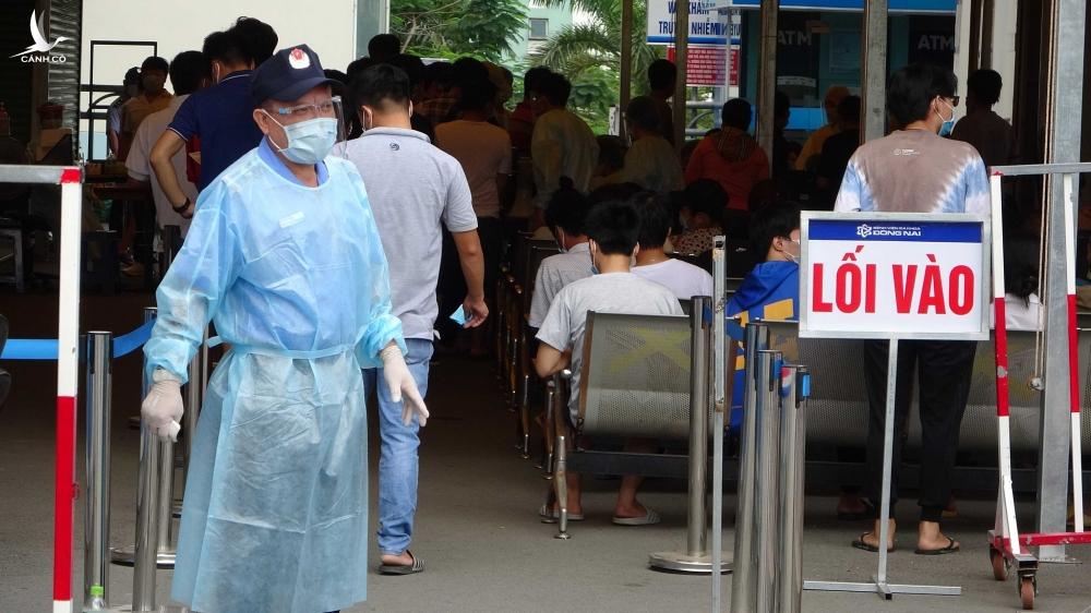 Hàng nghìn người đổ xô đi xét nghiệm Covid-19 lấy ‘giấy thông hành’ ở Đồng Nai