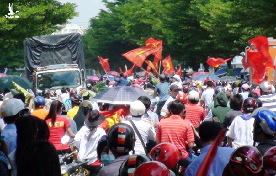 Đề nghị xử lý những kẻ kích động người dân biểu tình trong lúc đại dịch Đề nghị xử lý những kẻ kích động người dân biểu tình trong lúc đại dịch