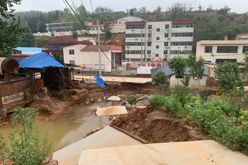 Dân Trịnh Châu tuyệt vọng tìm người thân sau ‘đại hồng thủy’ Dân Trịnh Châu tuyệt vọng tìm người thân sau ‘đại hồng thủy’