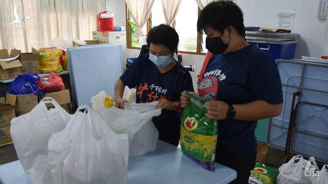 Tuyệt vọng trong dịch Covid-19, người Malaysia phất cờ trắng kêu cứu Tuyệt vọng trong dịch Covid-19, người Malaysia phất cờ trắng kêu cứu