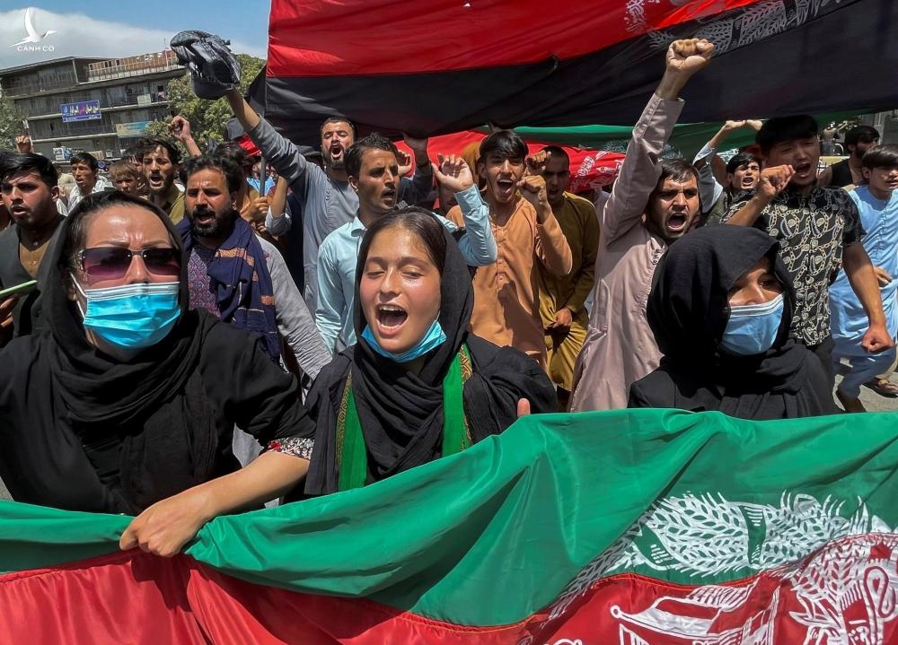 Hình ảnh người dân Kabul đối đầu lính Taliban