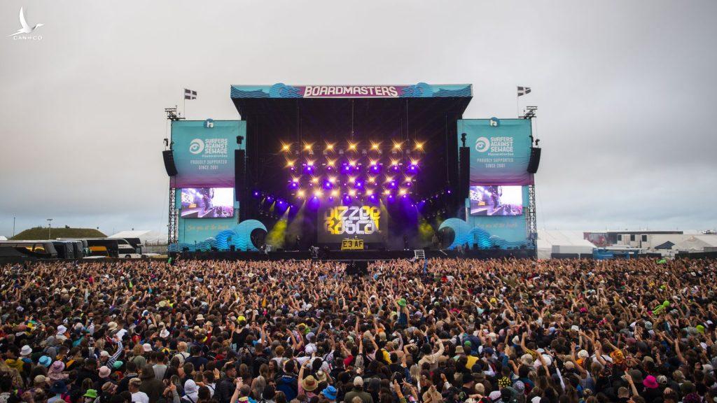 Lễ hội âm nhạc siêu lây nhiễm ở Anh, với 50.000 người tham gia