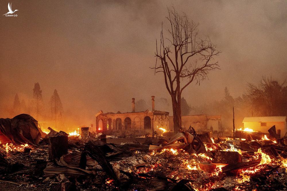 Cháy rừng thiêu rụi cả một thị trấn ở Mỹ