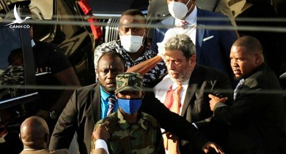 Thủ tướng St. Vincent và the Grenadines bị ném đá chảy máu đầu, phải nhập viện