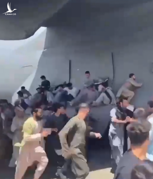 Video: Hãi hùng cảnh người Afghanistan ngồi bên ngoài máy bay Mỹ đang chuẩn bị cất cánh