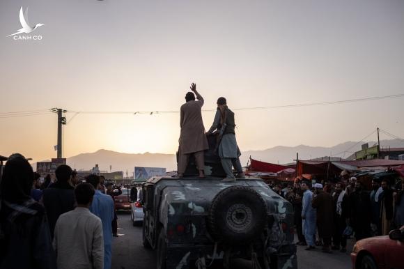 Tổng thống rời Afghanistan với ‘núi tiền’, còn người dân chạy đi đâu?