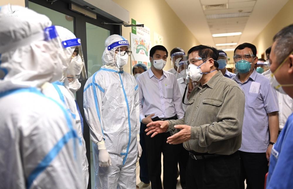 Thủ tướng Phạm Minh Chính kiểm tra đường dây nóng hỗ trợ y tế, an sinh ở Bình Dương