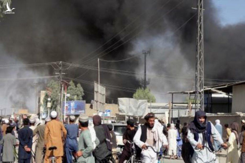 Kabul bị Taliban bao vây tứ phía: Người dân hoảng loạn, bật khóc; Loạt quan chức Afghanistan ra sân bay chạy khỏi Kabul