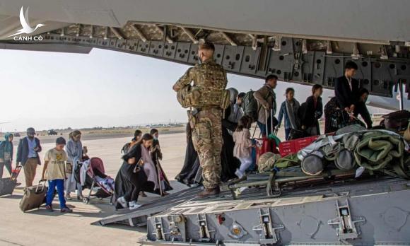 Vệ binh Afghanistan bị sa thải, lẩn trốn tức tưởi sau khi hộ tống các quan chức Anh di tản an toàn