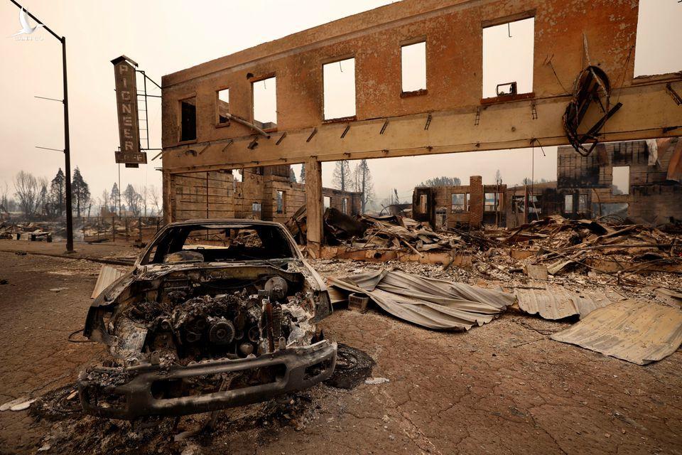 Cháy rừng thiêu rụi cả một thị trấn ở Mỹ