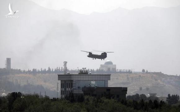 NÓNG: Taliban bao vây Kabul – Khói bốc lên từ tòa nhà ĐSQ Mỹ, trực thăng Mỹ gấp rút sơ tán nhân viên ngoại giao