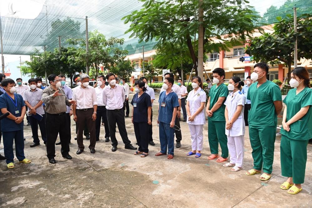 Thủ tướng Phạm Minh Chính kiểm tra đường dây nóng hỗ trợ y tế, an sinh ở Bình Dương