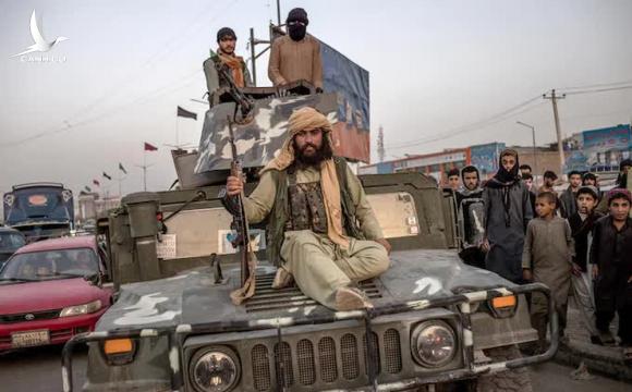 Nắm hàng tỷ USD vũ khí Mỹ, Taliban sẽ tự biến mình thành quân đội hùng mạnh hay… đem bán lấy tiền?