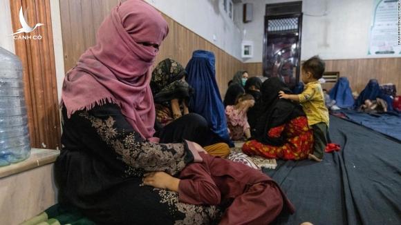 Người mẹ Afghanistan bị giết sau khi Taliban gõ cửa lần thứ tư