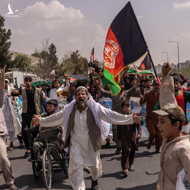 Hình ảnh người dân Kabul đối đầu lính Taliban
