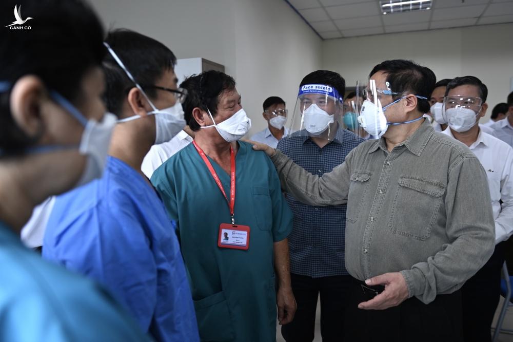 Thủ tướng Phạm Minh Chính kiểm tra đường dây nóng hỗ trợ y tế, an sinh ở Bình Dương Thủ tướng Phạm Minh Chính kiểm tra đường dây nóng hỗ trợ y tế, an sinh ở Bình Dương