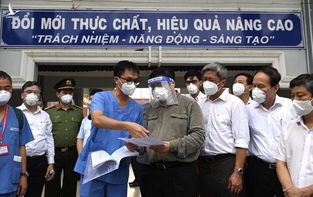 Thủ tướng Phạm Minh Chính kiểm tra đường dây nóng hỗ trợ y tế, an sinh ở Bình Dương Thủ tướng Phạm Minh Chính kiểm tra đường dây nóng hỗ trợ y tế, an sinh ở Bình Dương