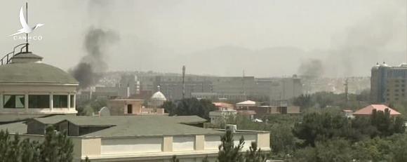 NÓNG: Taliban bao vây Kabul – Khói bốc lên từ tòa nhà ĐSQ Mỹ, trực thăng Mỹ gấp rút sơ tán nhân viên ngoại giao