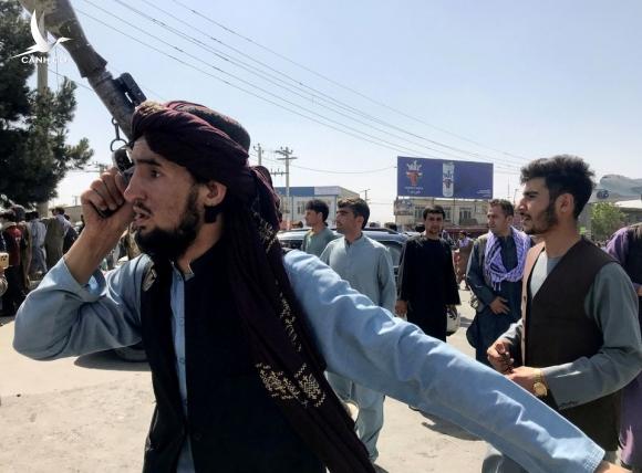 Taliban vác súng tới gõ cửa từng nhà, thúc giục người dân đi làm