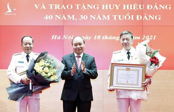 Chủ tịch nước trao Huy hiệu 30, 40 năm tuổi Đảng cho lãnh đạo Bộ Công an