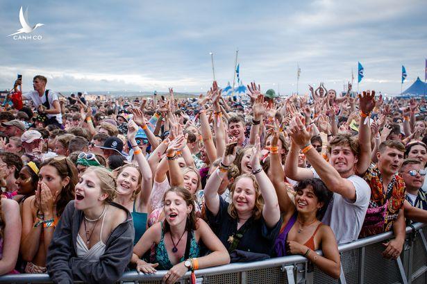 Lễ hội âm nhạc siêu lây nhiễm ở Anh, với 50.000 người tham gia