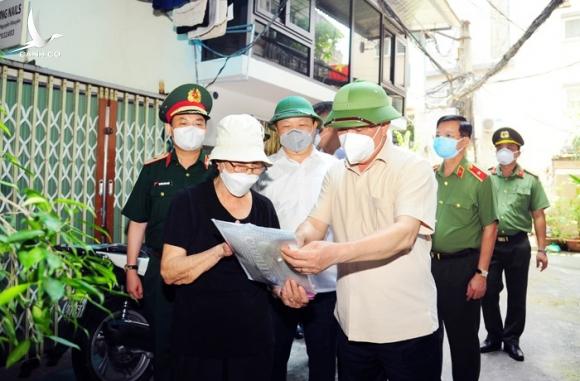 Bí thư Hà Nội gõ cửa nhà dân ở vùng đỏ, thăm hỏi việc cách ly và sinh hoạt Bí thư Hà Nội gõ cửa nhà dân ở vùng đỏ, thăm hỏi việc cách ly và sinh hoạt