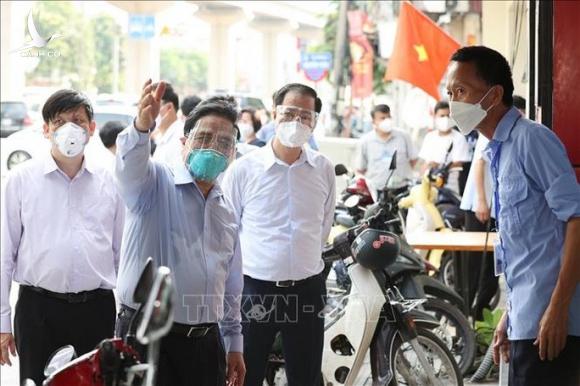 Thủ tướng Phạm Minh Chính kiểm tra đột xuất các điểm “nóng” về dịch Covid-19 ở Hà Nội Thủ tướng Phạm Minh Chính kiểm tra đột xuất các điểm “nóng” về dịch Covid-19 ở Hà Nội