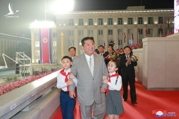 Cảnh duyệt binh hoành tráng trong đêm của Triều Tiên