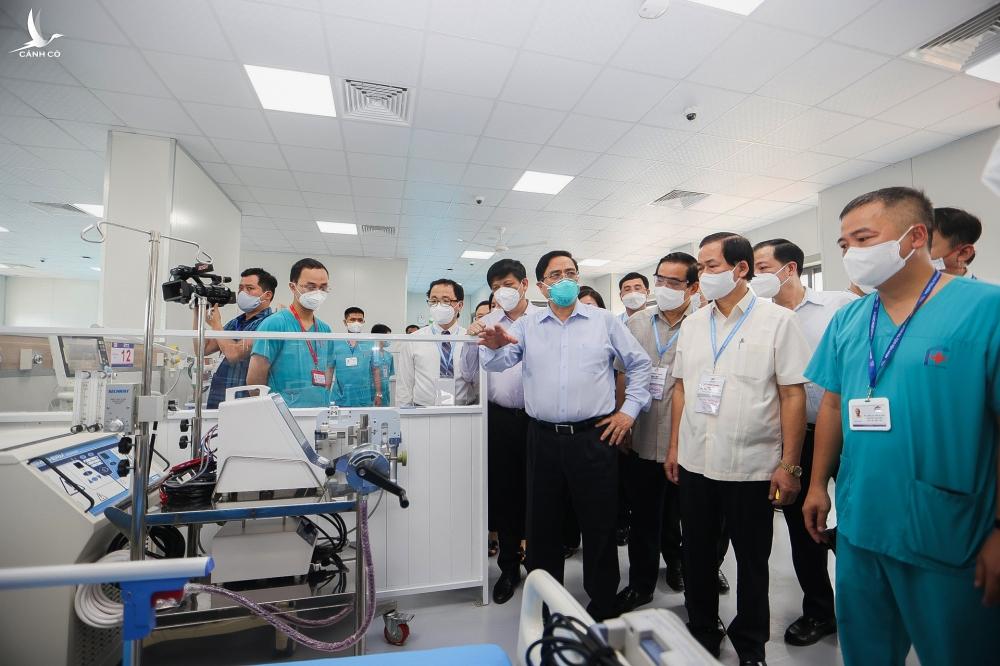 Thủ tướng Phạm Minh Chính kiểm tra bệnh viện dã chiến ở Hoàng Mai