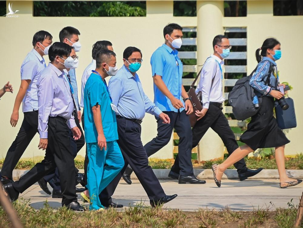 Thủ tướng Phạm Minh Chính kiểm tra bệnh viện dã chiến ở Hoàng Mai