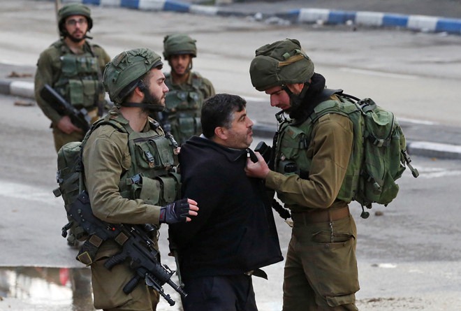 Bạo lực bùng phát, Israel bị tấn công bằng tên lửa