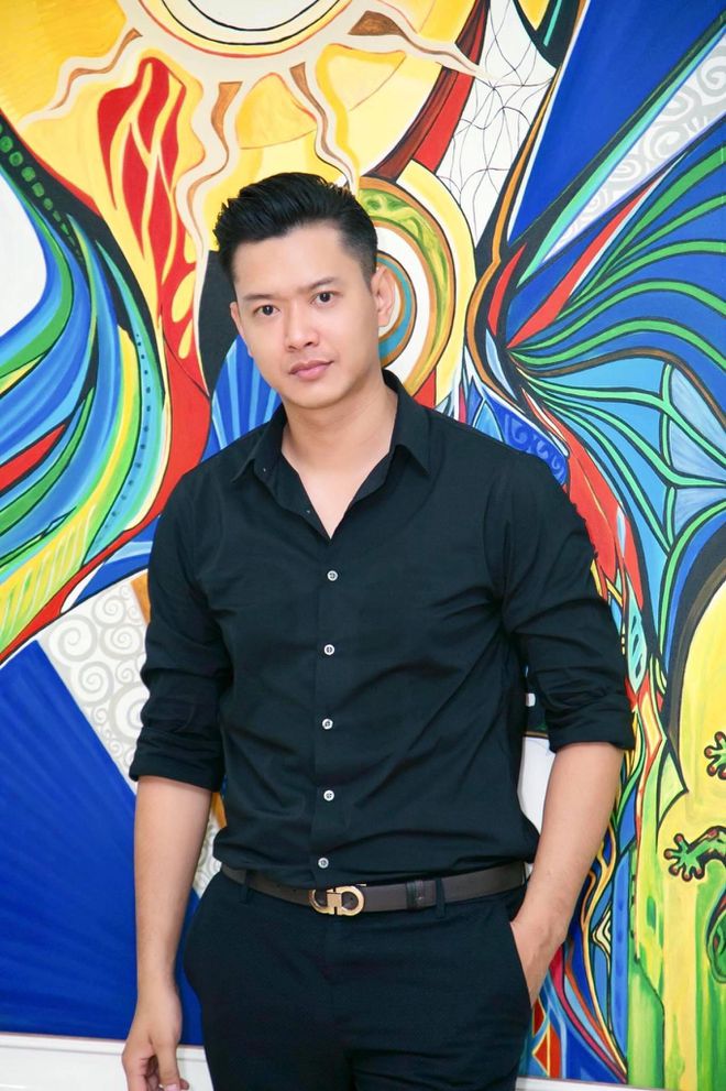 Bức xúc vụ hai cô gái biến tấu đồ kháng khuẩn thành trang phục phản cảm