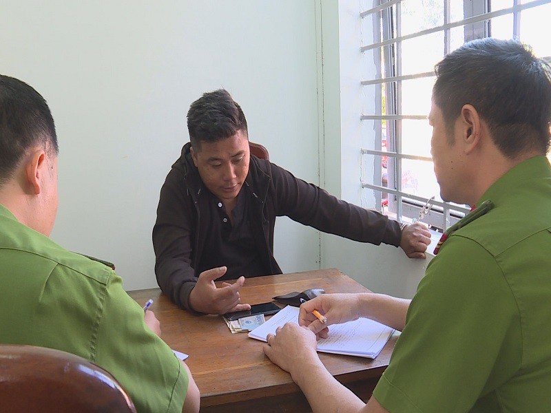 Bắt khẩn cấp người giả danh công an trấn lột con nghiện Bắt khẩn cấp người giả danh công an trấn lột con nghiện