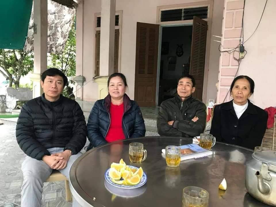 LINH MỤC NGUYỄN ĐÌNH THỤC VỚI TRÒ NGOAN NGOÃN LINH MỤC NGUYỄN ĐÌNH THỤC VỚI TRÒ NGOAN NGOÃN