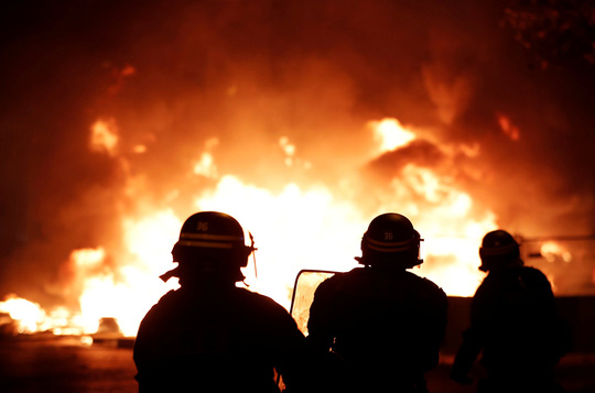 Lửa và đụng độ: Điều gì diễn ra trong cuộc biểu tình chống tăng giá xăng ở Pháp?