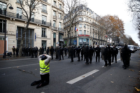 Đụng độ dữ dội ở trung tâm Paris Đụng độ dữ dội ở trung tâm Paris