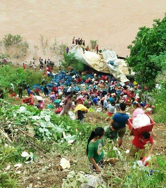 Vụ xe măng cụt lao xuống vực, dân gom hộ chứ không hôi của Vụ xe măng cụt lao xuống vực, dân gom hộ chứ không hôi của